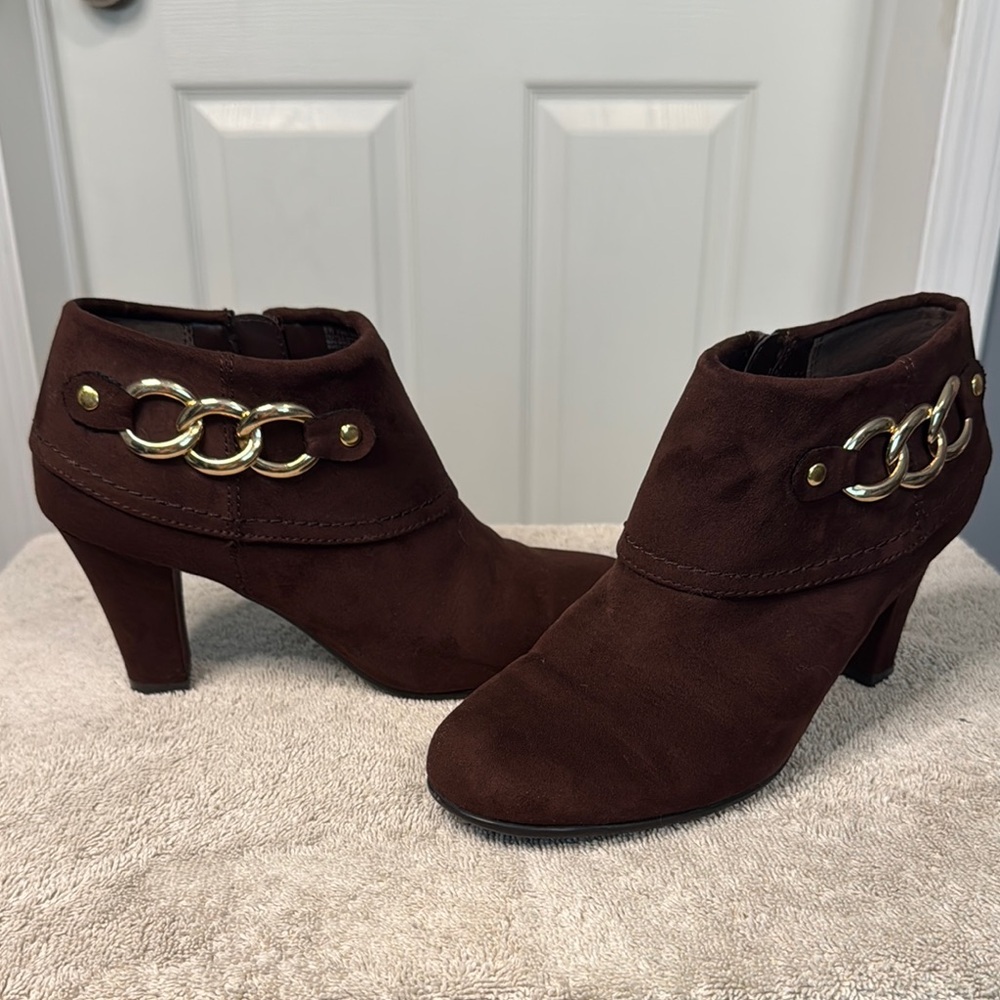 EUC A2 By Aerosoles Brown Ankle Boots with Gold Accents